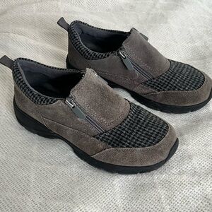 LANDS END Women All Weather Insulated Suede Leather Zip Moc Shoe 7.5 herringbone